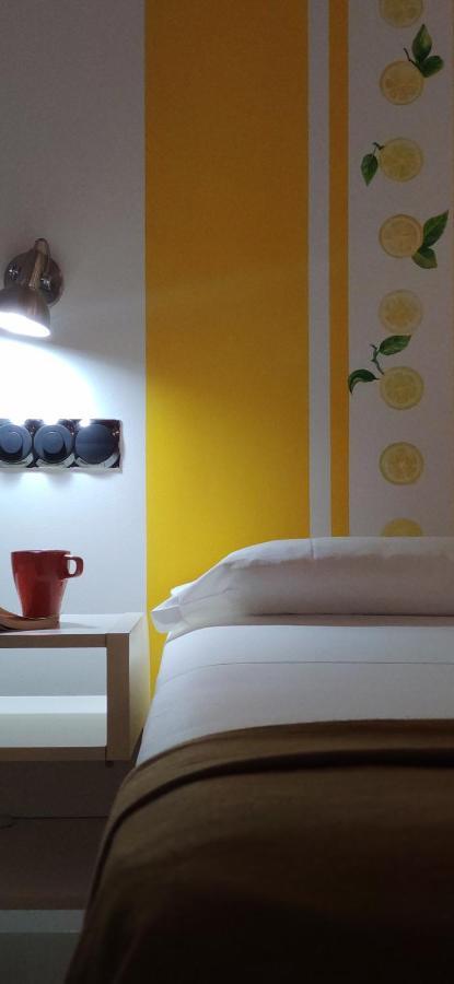 Hostal Santa Ana Colors Madrid Luaran gambar