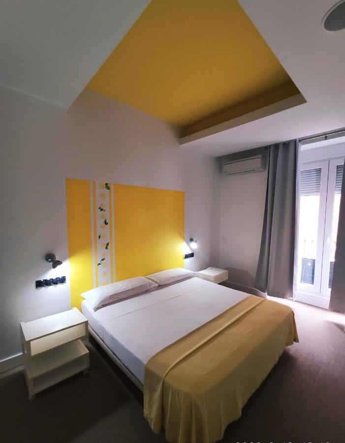 Hostal Santa Ana Colors Madrid Luaran gambar