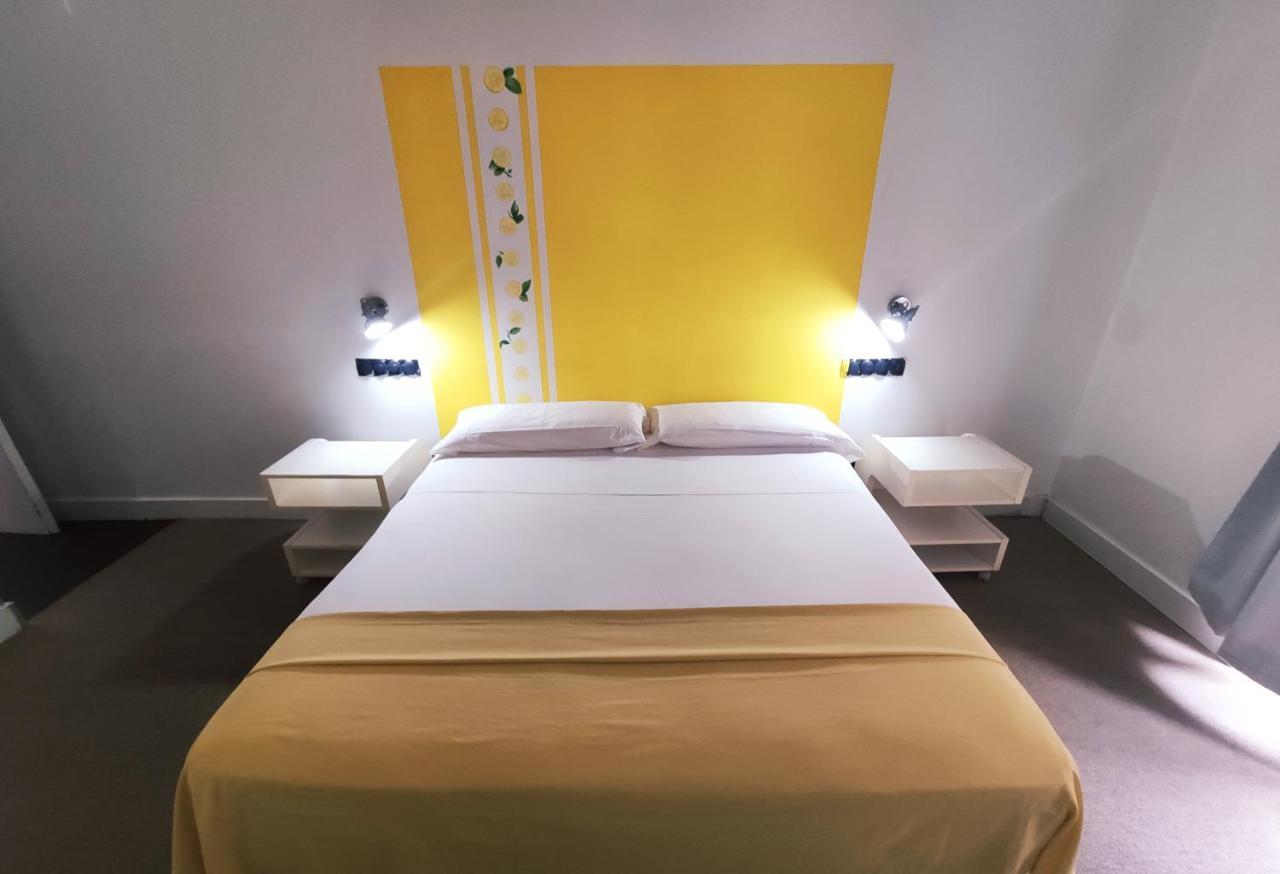 Hostal Santa Ana Colors Madrid Luaran gambar