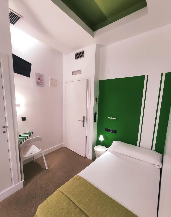 Hostal Santa Ana Colors Madrid Luaran gambar