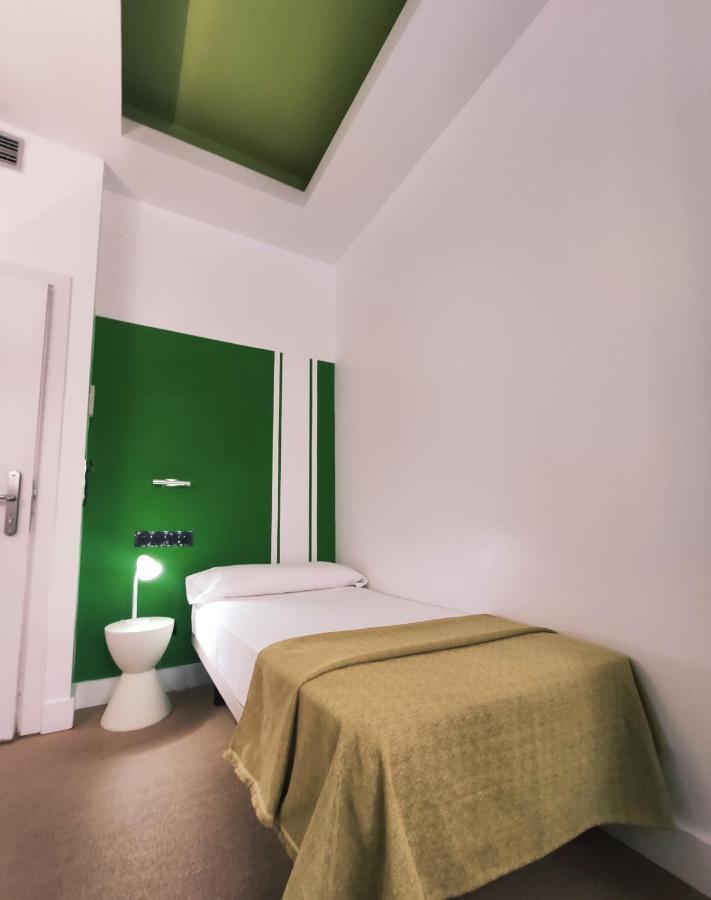 Hostal Santa Ana Colors Madrid Luaran gambar